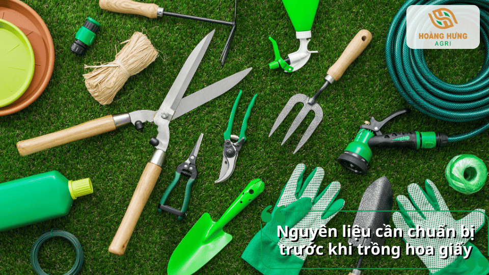 Các dụng cụ làm vườn cần chuẩn bị để trồng hoa giấy gồm kéo cắt cành, bình tưới, găng tay và vật liệu làm đất.